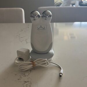 NWOT NuFace Trinity Microcurrent Facial Toning Device - White & Silver